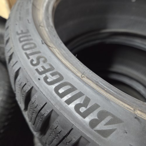 Пара шин 225 40 R18 Bridgestone Blizzak LM-005 AO 24г. Остаток 7мм