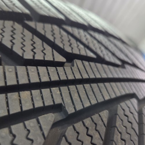 Пара шин 235 35 R20 Hankook ION Icept EV 23г как новая на пупурыхах. Косметика борт