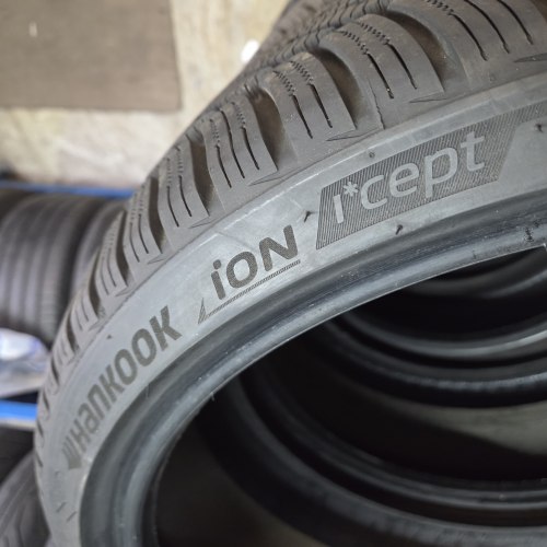 Пара шин 235 35 R20 Hankook ION Icept EV 23г как новая на пупурыхах. Косметика борт