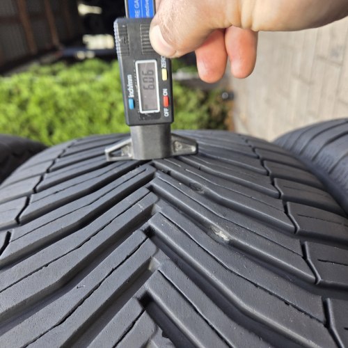 Комплект шин 235 50 R19 Michelin Cross climate 2 SUV, VOL 25,24,24,21г остаток 6мм