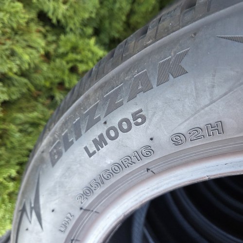 Комплект шин 205 60 R16 Bridgestone Blizzak LM-005 46.19г. Остаток 7.6-7.3мм