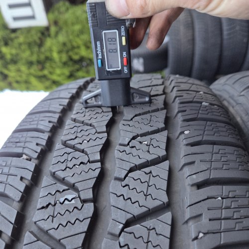 Комплект шин 225 55 R17C Continental Van Contact Winter 24,22,19,19г. Остаток 8-7мм