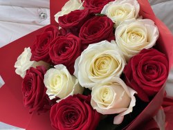 Букет роз "Красно-Белый" 15 роз