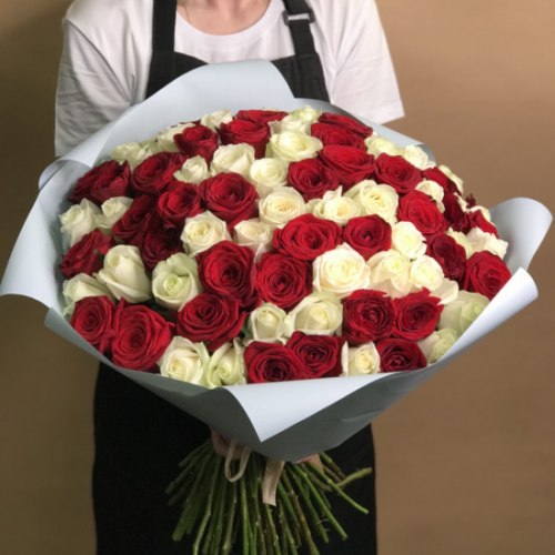 Букет роз "Красно-белый микс с оформлением" 101 роза
