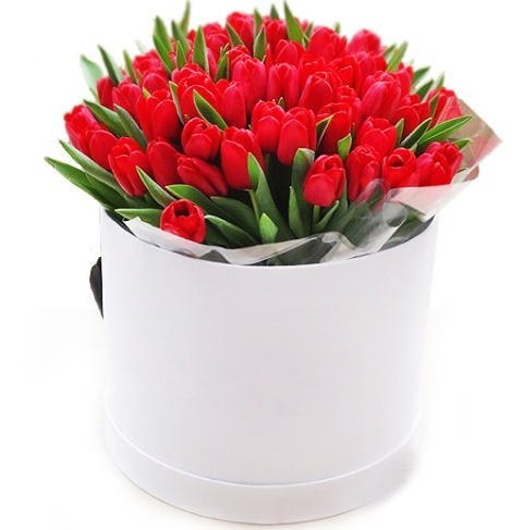 Коробка с красными тюльпанами