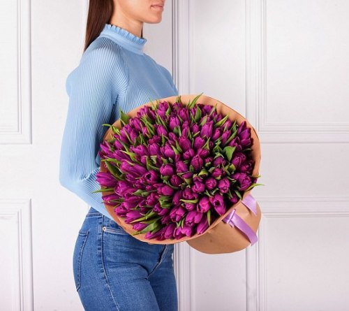 Букет тюльпанов "Фиолетовый в крафте"