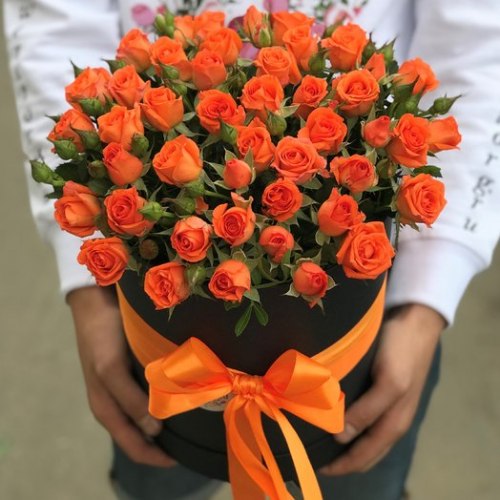 Коробка с оранжевыми кустовыми розами