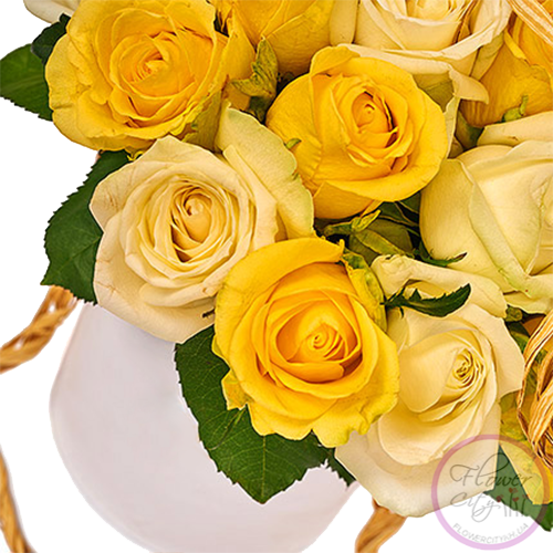 Бело - Желтые Розы в шляпной коробке