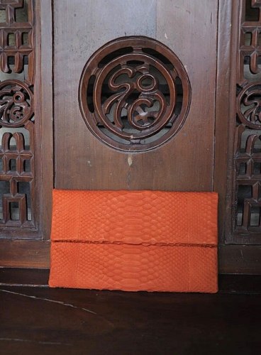 Клатч из натуральной кожи питона оранжевый размер S