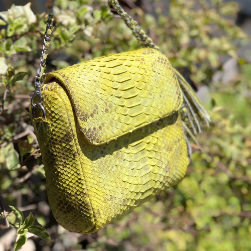 Сумка crossbody с боковыми кисточками из натуральной кожи питона желтая с орнаментом