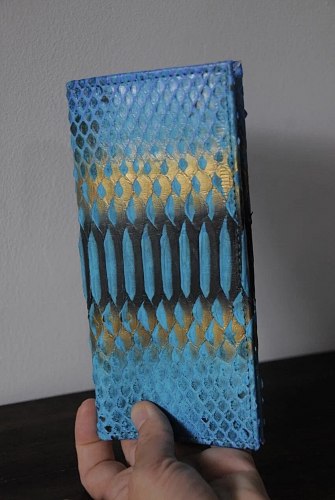 Кошелек-портмоне складной из натуральной кожи питона вертикальный бирюзовый с напылением