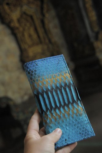 Кошелек-портмоне складной из натуральной кожи питона вертикальный бирюзовый с напылением