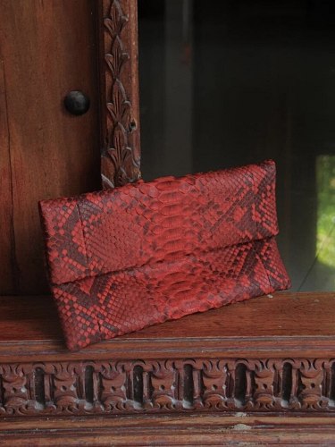 Клатч из натуральной кожи питона красный с орнаментом размер S