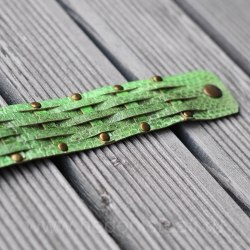 Браслет из натуральной кожи змеи с заклепками светло-зеленый