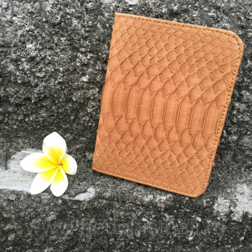Обложка на паспорт из натуральной кожи питона бежевого цвета