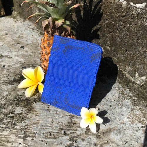 Обложка на паспорт из натуральной кожи питона ярко-синего цвета с орнаментом