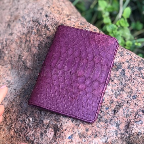 Обложка на паспорт из натуральной кожи питона фиолетовая