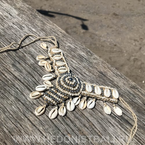 Ожерелье с ракушками вязаное