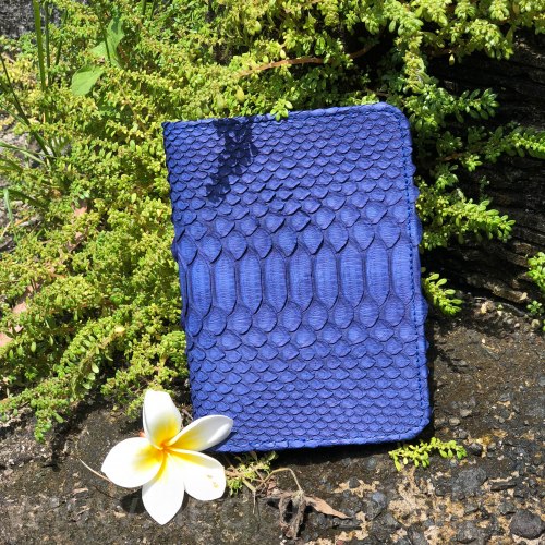 Обложка на паспорт из натуральной кожи питона синего цвета