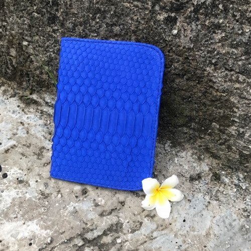 Обложка на паспорт из натуральной кожи питона ярко-синяя