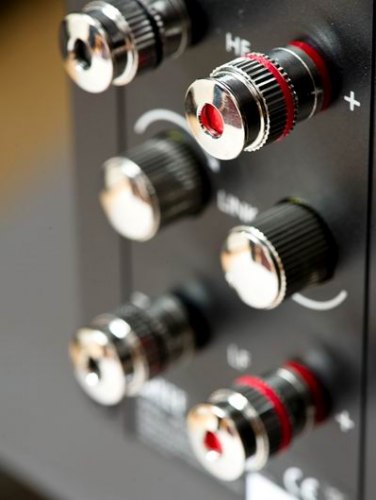 Акустика центрального канала KEF R600c