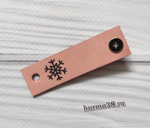 Кожаная бирка с кнопкой «Снежинка» 1,6х6см цвет светло-розовый