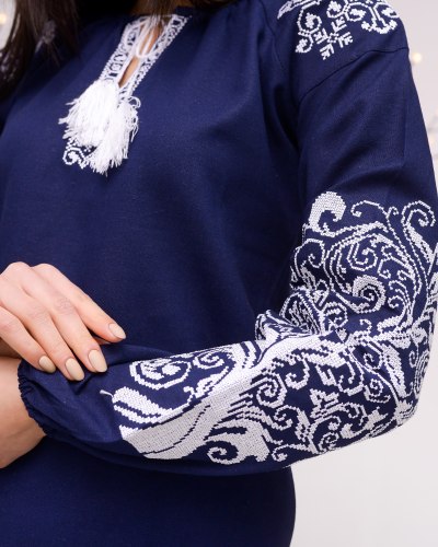 Жіноча вишита блуза Ольга на темно-синьому льоні з білою вишивкою