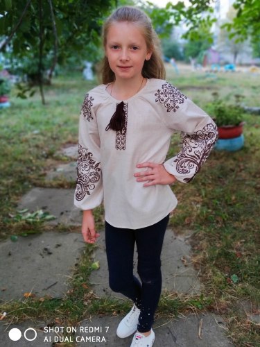 Дитяча вишита блуза Ольга на сірому льоні з коричневою вишивкою