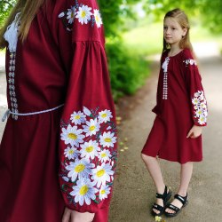 Дитяча вишита сукня Сара на бордовому льоні