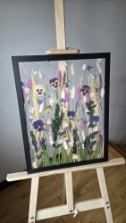 Интерьерное панно из сухоцветов без фона 30х40 см с ромашками и виолами, рама черного цвета