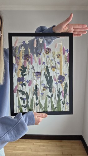 Интерьерное панно из сухоцветов без фона 30х40 см с ромашками и виолами, рама черного цвета