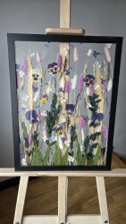 Интерьерное панно из сухоцветов без фона 30х40 см с ромашками и виолами, рама черного цвета