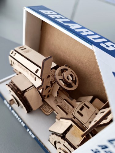 Сборная модель мини-трактора "Беларус-152" 74 детали