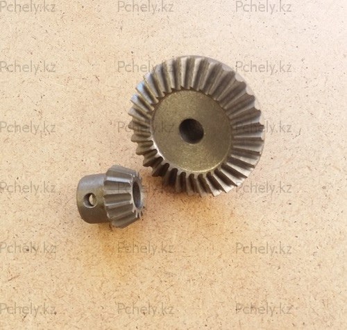 Шестерни привода медогонки