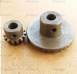 Шестерни привода медогонки