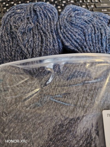 Пряжа в пасме. Цвет 040 темный джинс, 285 гр. Упаковки немного отличаются по граммам и метражу. Карачай 100% ПАН-волокно шерстяного типа, моток 285 гр. длина в мотке 499 м.