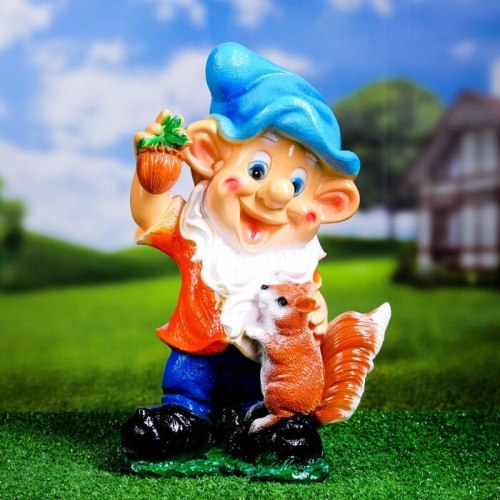 Садовая фигурка из гипса Гном с белкой малый (38*25см)